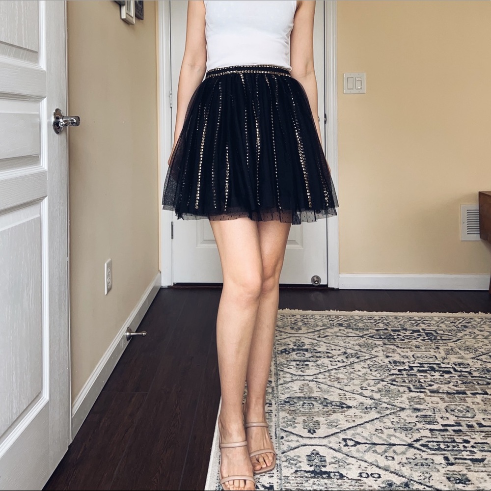 BLACK SHORT SEQUINED SKIRT